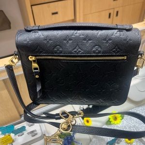 2019 Louis Vuitton Monogram Metis Pochette Crossbody Messenger Bag.